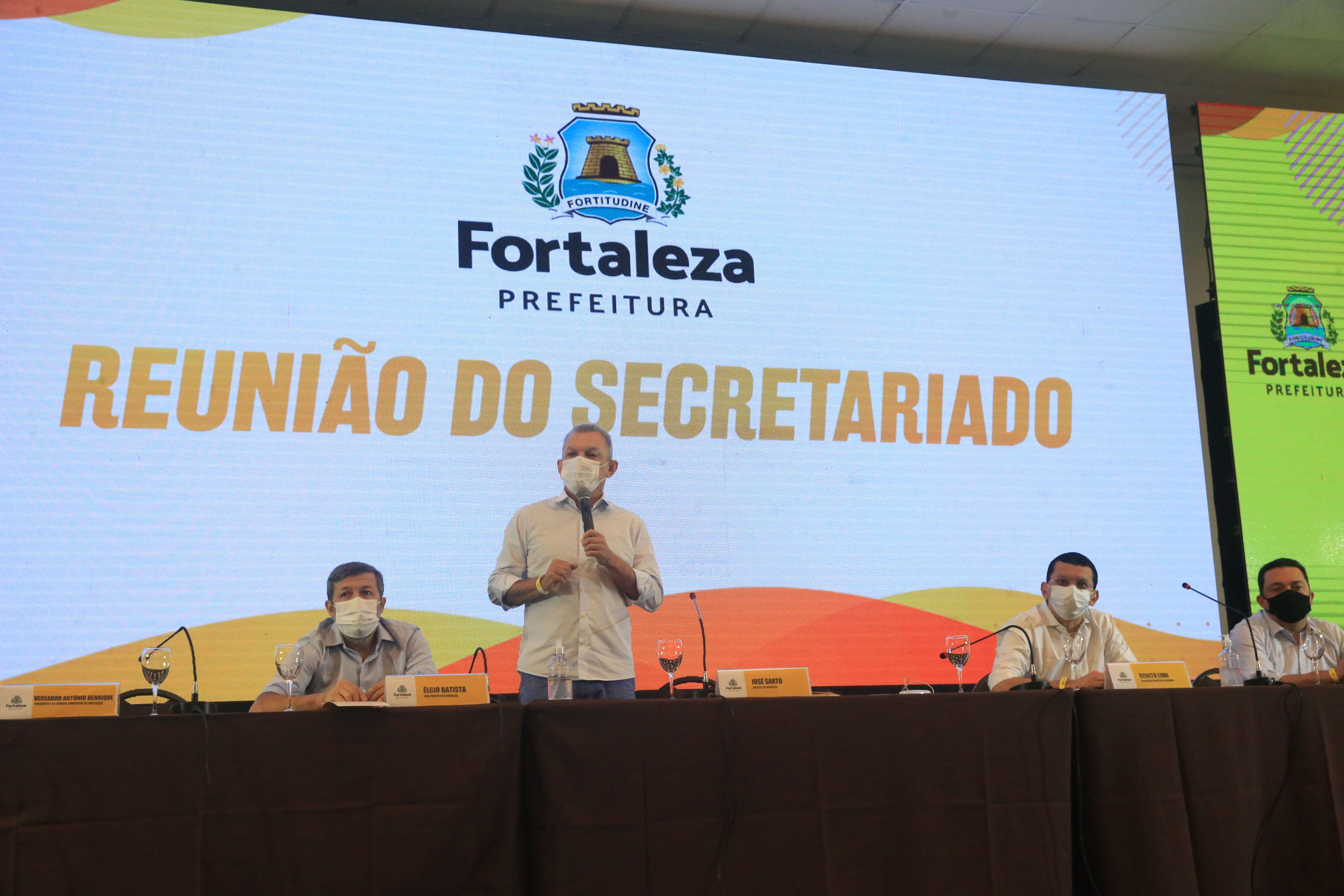 prefeito sarto fala ao microfone